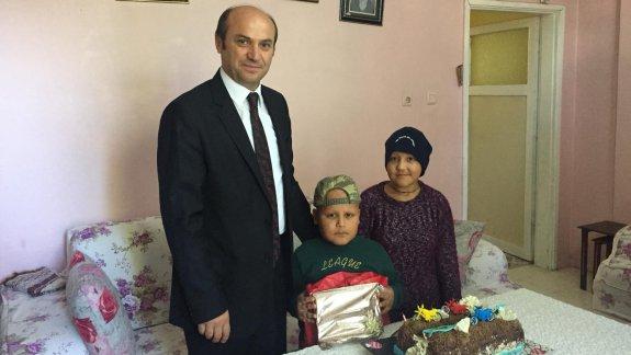İlçe Milli Eğitim Müdürü Mehmet Metin, Evde Eğitim Hizmeti alan Ramazan Eren Tekerleki ve ailesini ziyaret etti.