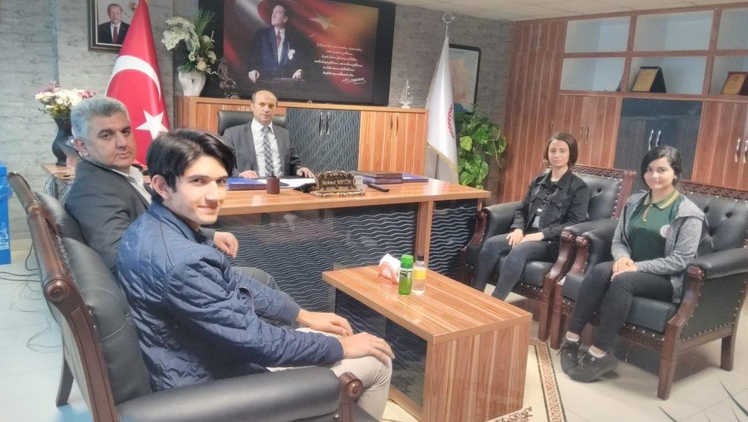 İlçe Öğrenci Meclisi, İlçe Milli Eğitim Müdürü Mehmet Metin´i Makamında Ziyaret Etti.