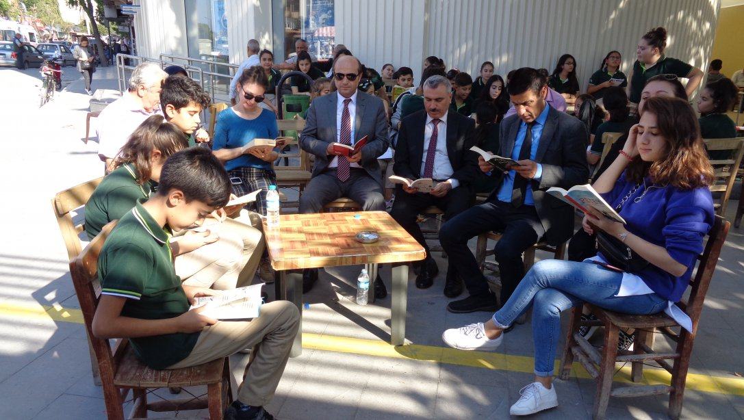''MERSİN OKUYOR'' Projesi kapsamında İlçemiz Danyal Peygamber Türbesi'nin bulunduğu meydanda okuma etkinliği düzenlendi