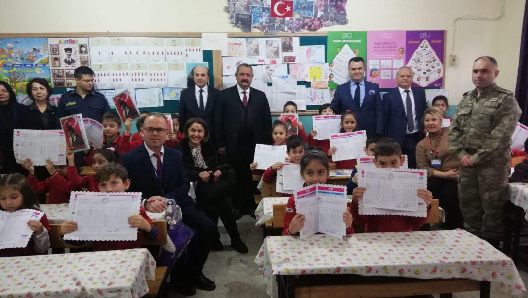 Tarsus Kaymakamı Kadir Sertel OTCU ve İlçe Protokolü, Atatürk İlkokulumuzda Düzenlenen 2019-2020 Eğitim Öğretim Yılı 1. Dönem Yarı Yıl Tatili Karne Dağıtım Törenine Katıldılar.