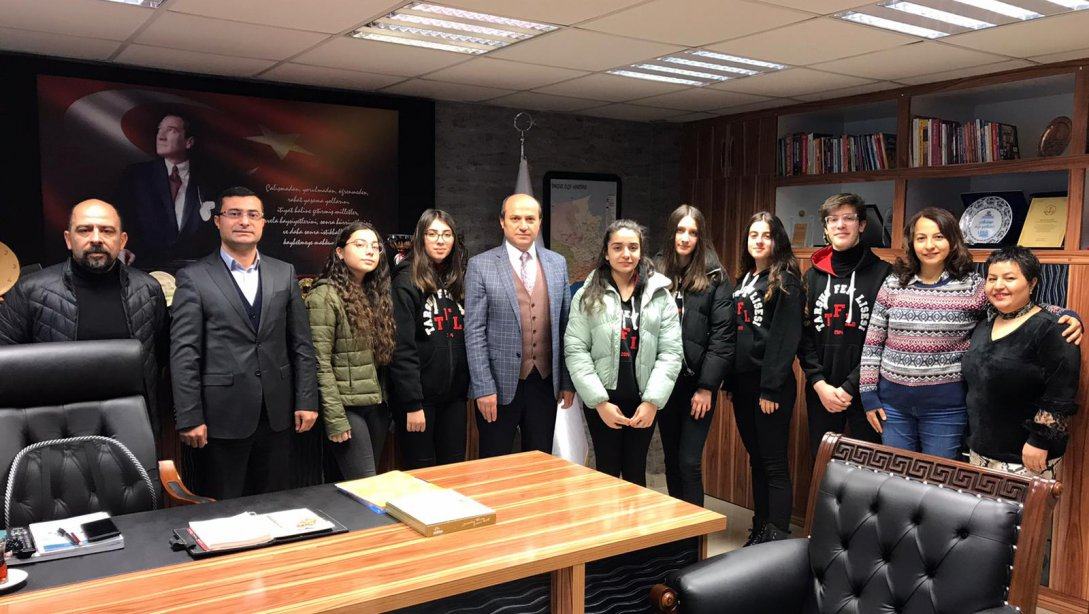 Erasmus projesi kapsamında İtalya'dan dönen Tarsus Şehit Halil Özdemir Fen Lisesi Okul müdürü Murat İNAN  ve proje ekibi, İlçe Milli Eğitim Müdürü Mehmet METİN'i makamında ziyaret etti. 