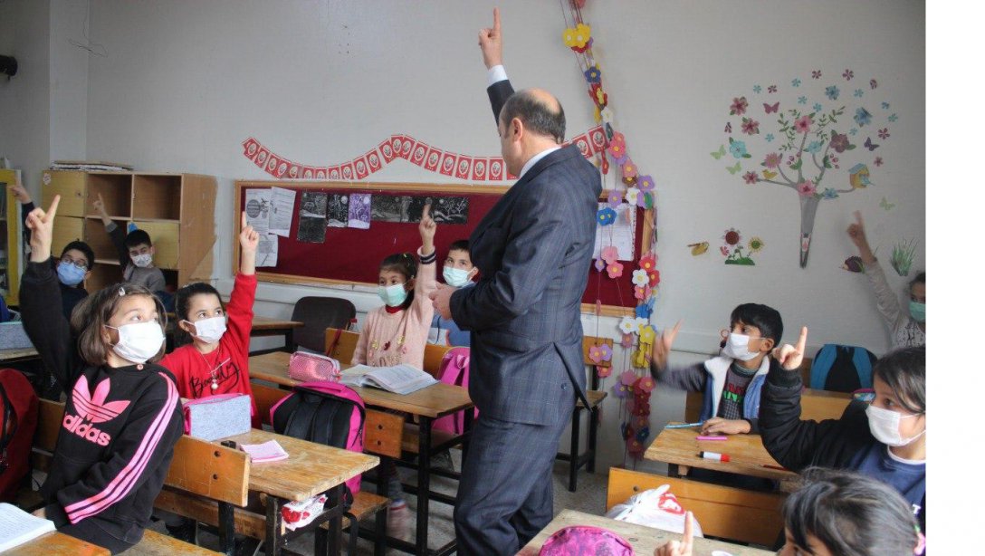 İlçe Milli Eğitim Müdürümüz Mehmet Metin, Kaleburcu İlkokulu'nu Ziyaret Etti