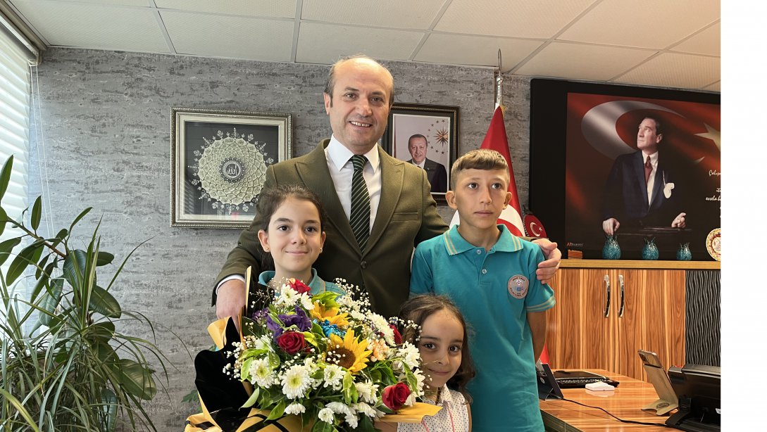 Sağlıklı İlk/Ortaokulu Öğrencileri, İlçe Milli Eğitim Müdürümüz Mehmet Metin'i Ziyaret Etti