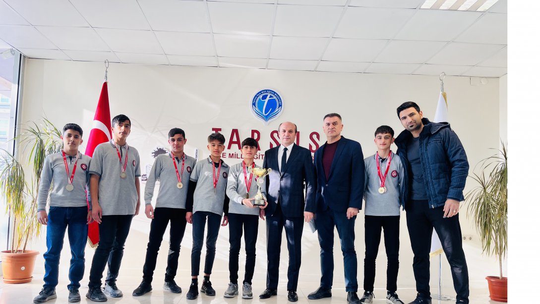 Ali Oksal Ortaokulu Kros Şampiyonu Öğrencilerimiz, İlçe Milli Eğitim Müdürümüz Mehmet Metin'i Ziyaret Etti