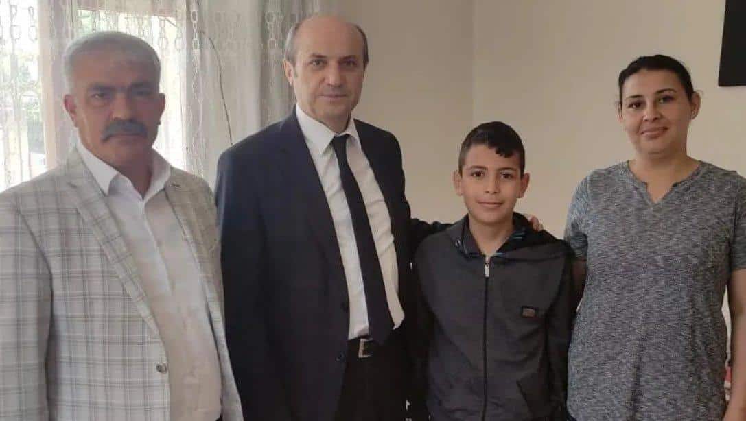 İlçe Millî Eğitim Müdürümüz Mehmet Metin, Öğrencimiz Meriç İsmail Hallum'u Evinde Ziyaret Etti 