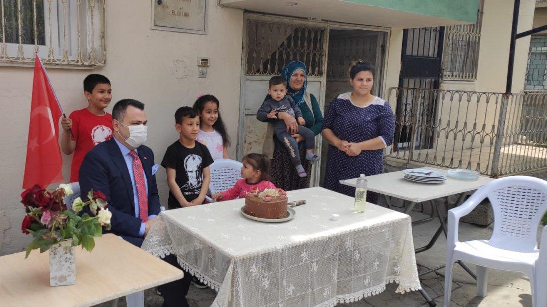 23 Nisan Ulusal Egemenlik ve Çocuk Bayramı nedeniyle Tarsus Kaymakamımız Sn. Kadir Sertel OTCU  145 öğrencimize Doğum günü pastası, Türk bayrağı ve kırtasiye seti hediye etti
