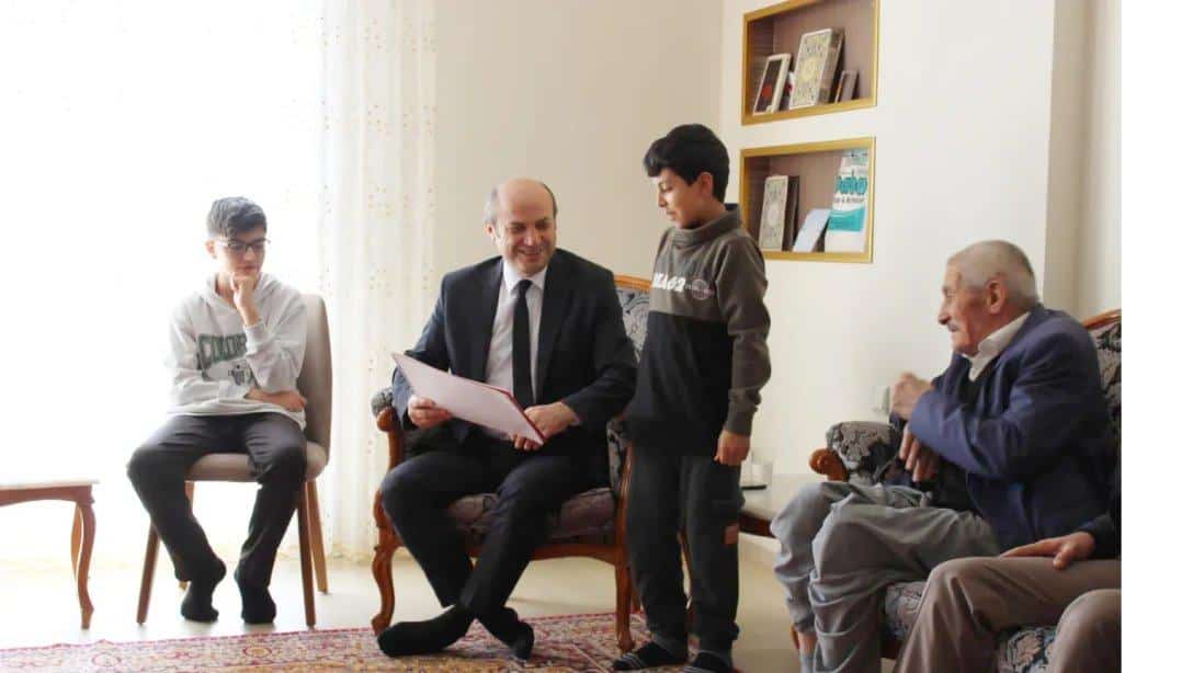 İlçe Milli Eğitim Müdürümüz Mehmet Metin, Deprem Şehidi Öğretmenimizin Ailesini Ziyaret Etti 