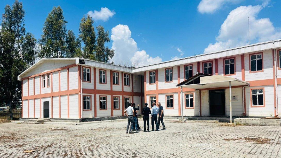 İlçe Kaymakamımız Mehmet Ali Akyüz, Ferahim Şalvuz Mahallesi'nde Yapımı Devam Eden Okul İnşaatında İncelemelerde Bulundu 