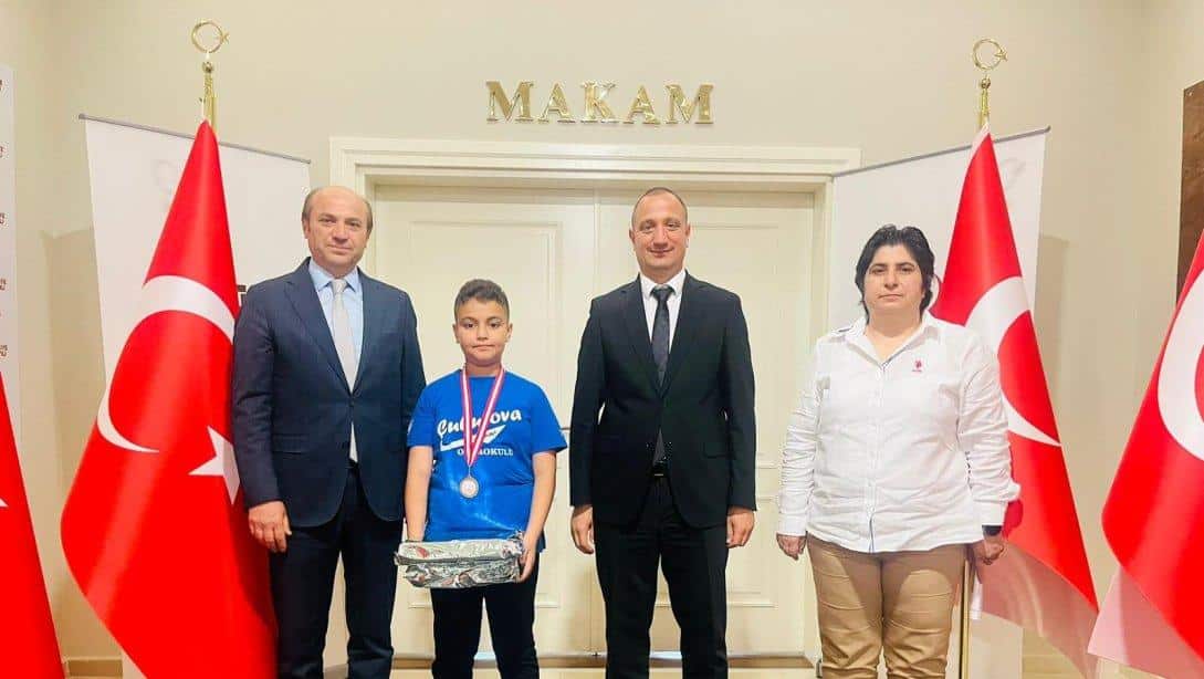 Matematik Yarışması Dünya 1.si Öğrencimiz Ömer Erken, İlçe Kaymakamımız Mehmet Ali Akyüz'ü Ziyaret Etti 