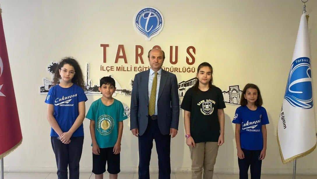 Bursluluk Sınavından Tam Puan Alan Öğrencilerimiz, İlçe Millî Eğitim Müdürümüz Mehmet METİN'i Ziyaret Etti 
