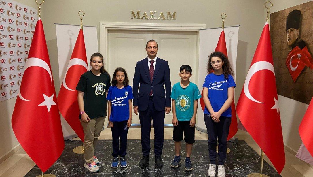 Bursluluk Sınavından Tam Puan Alan Öğrencilerimiz, İlçe Kaymakamımız Mehmet Ali Akyüz'ü Ziyaret Ettiler