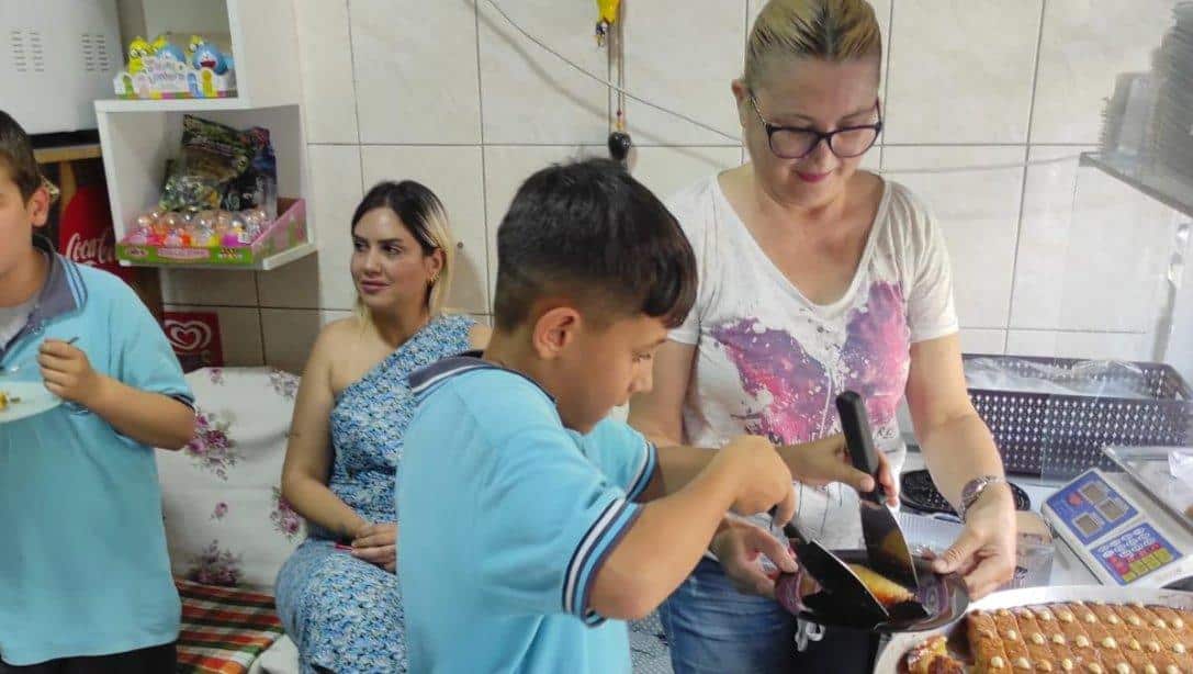 Tarsusi Lezzetler Etkinliğimizde Bu Hafta Öğrencilerimiz Şam Tatlıcısını Ziyaret Ettiler 