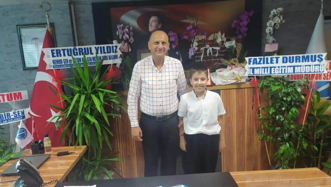 İlçe Milli Eğitim Müdürümüz Mustafa Anteplioğlu'na Minik Ziyaretçi 