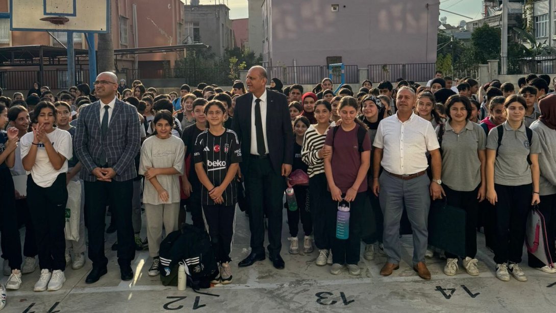 Haftaya, Şehit Sabri Acem Ortaokulu'nda İstiklal Marşımızı Okuyarak Başladık