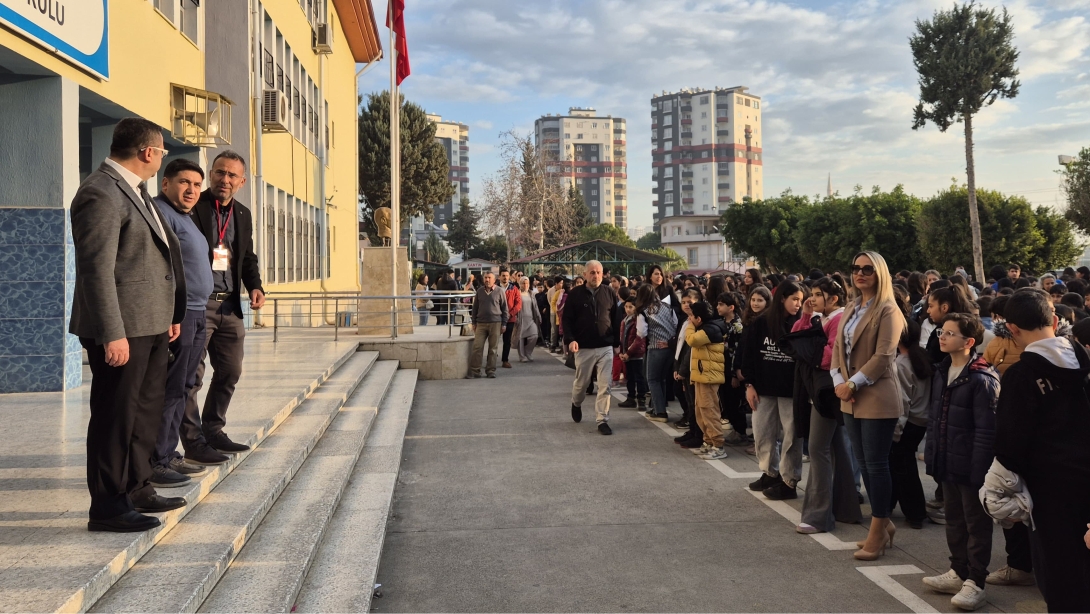 Şube Müdürümüz Serdar Akçalı, M. İstemihan Talay Yatılı Bölge Ortaokulu Öğrencilerimizin Karne Heyecanlarına Ortak Oldu